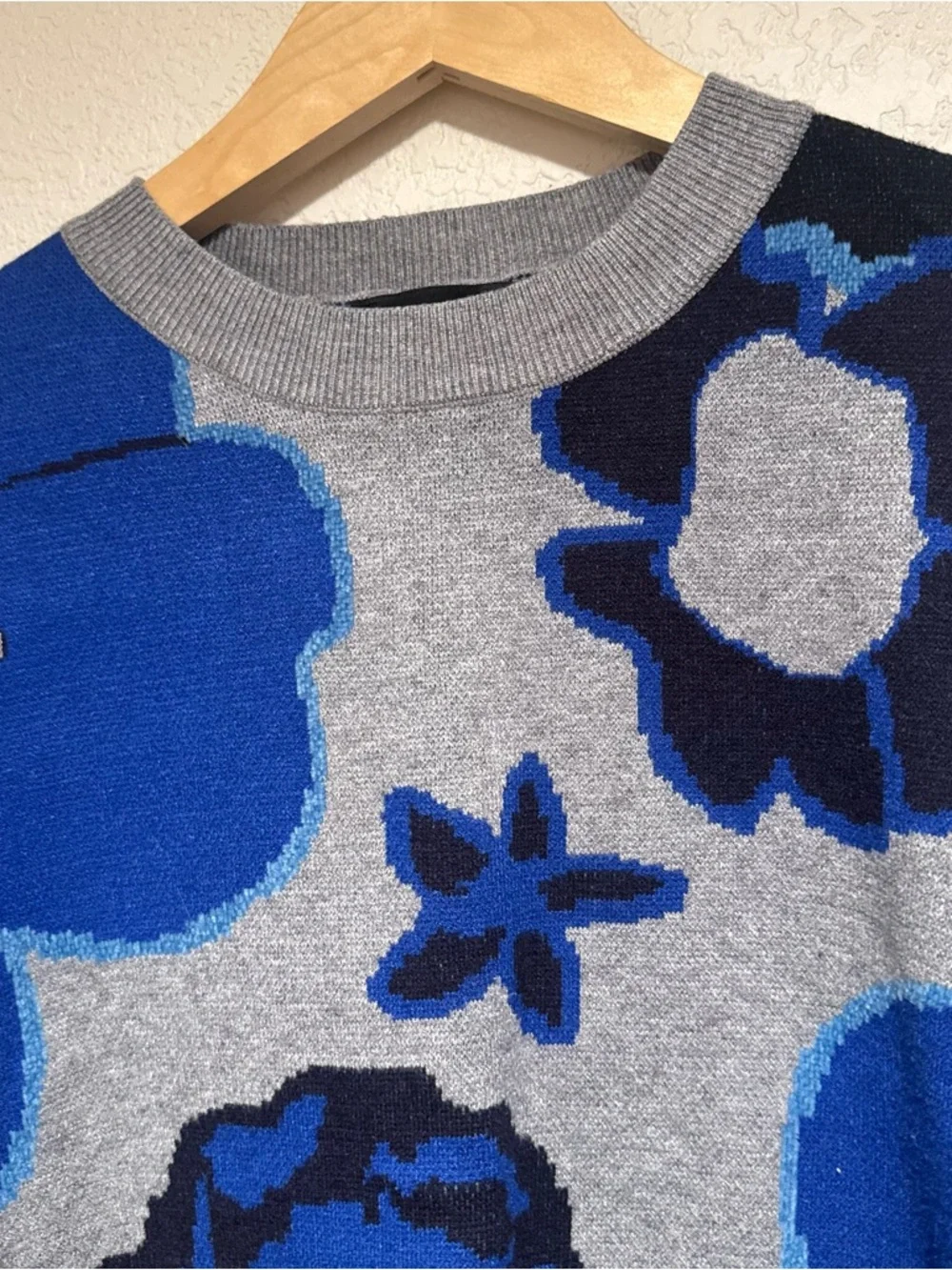 Desigual Gray Crewneck Sweater with Bold Blue Floral Motif - Picture 6 of 9